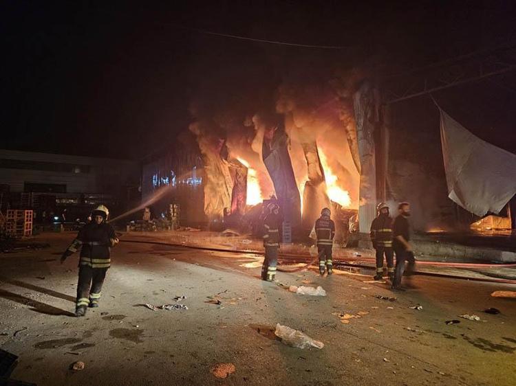 Sebze halinde 22 iş yerinin zarar gördüğü yangındaki hasar görüntülendi