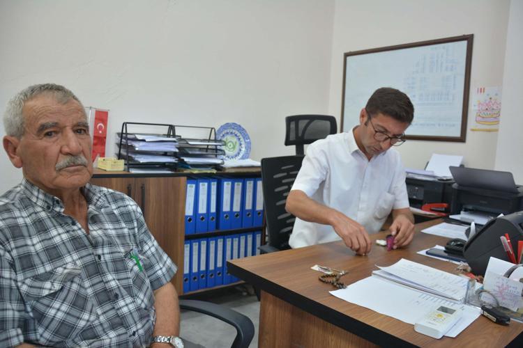 Kıbrıs gazisi bulduğu poşet içindeki altınları zabıtaya teslim etti