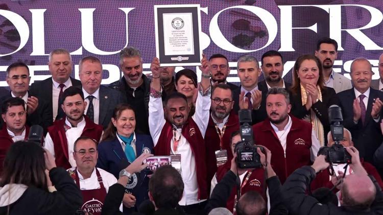 247 metrelik Anadolu Sofrası dünyanın en büyüğü olarak Guinness Rekorlar Kitabı’na girdi