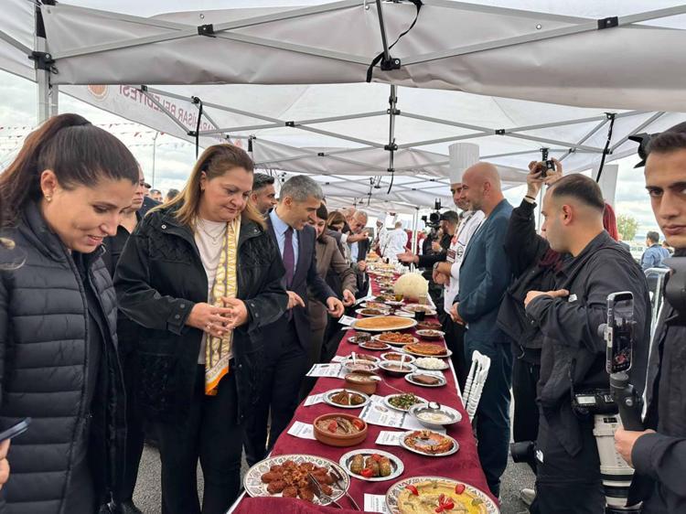 247 metrelik Anadolu Sofrası dünyanın en büyüğü olarak Guinness Rekorlar Kitabı’na girdi
