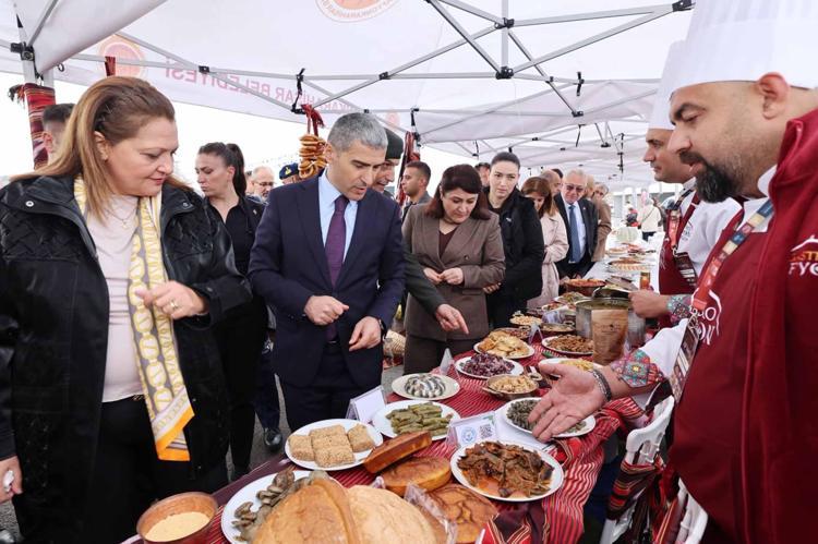 247 metrelik Anadolu Sofrası dünyanın en büyüğü olarak Guinness Rekorlar Kitabı’na girdi