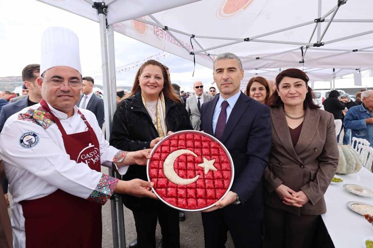 247 metrelik Anadolu Sofrası dünyanın en büyüğü olarak Guinness Rekorlar Kitabı’na girdi