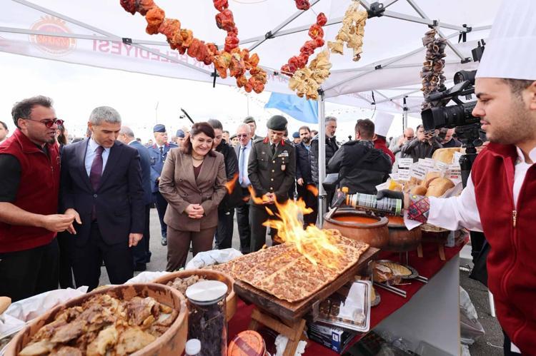 247 metrelik Anadolu Sofrası dünyanın en büyüğü olarak Guinness Rekorlar Kitabı’na girdi