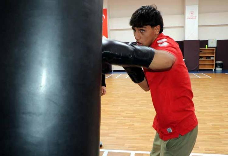 Ağabeyinin tavsiyesiyle kick boksa başlayan Furkan’ın hedefi dünya şampiyonluğu