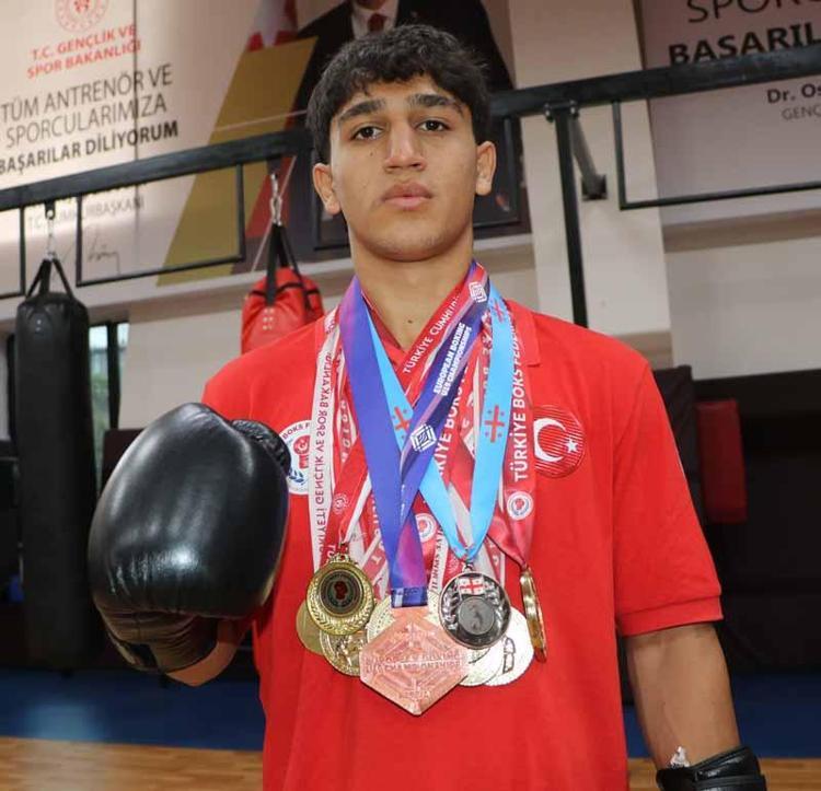 Ağabeyinin tavsiyesiyle kick boksa başlayan Furkan’ın hedefi dünya şampiyonluğu