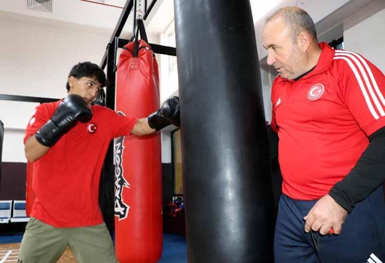 Ağabeyinin tavsiyesiyle kick boksa başlayan Furkan’ın hedefi dünya şampiyonluğu