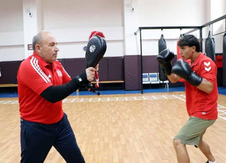 Ağabeyinin tavsiyesiyle kick boksa başlayan Furkan’ın hedefi dünya şampiyonluğu