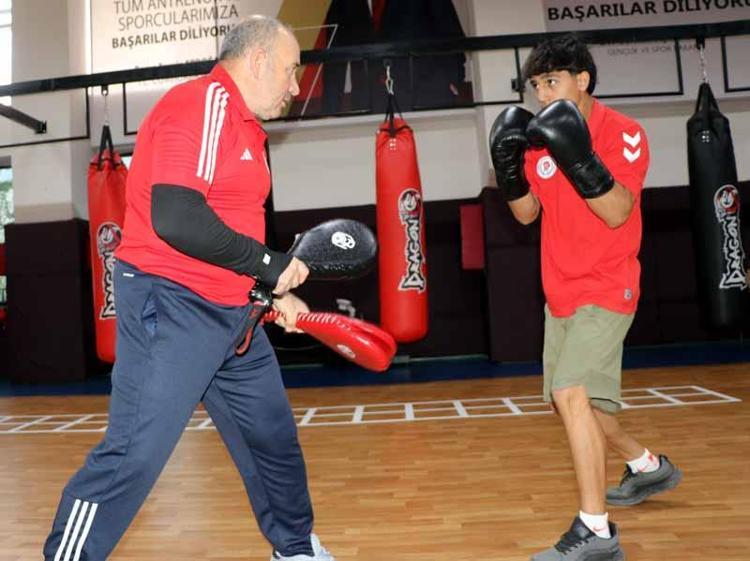 Ağabeyinin tavsiyesiyle kick boksa başlayan Furkan’ın hedefi dünya şampiyonluğu