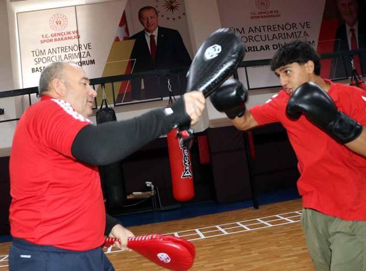 Ağabeyinin tavsiyesiyle kick boksa başlayan Furkan’ın hedefi dünya şampiyonluğu