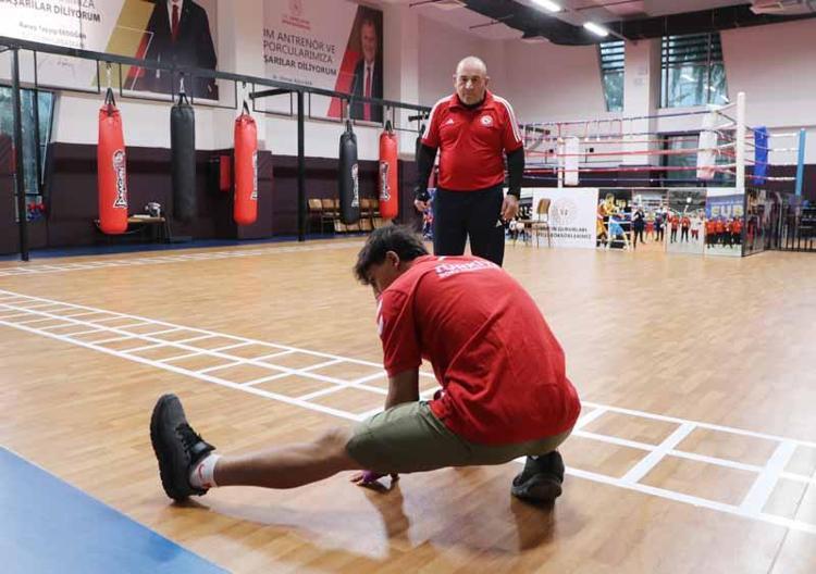 Ağabeyinin tavsiyesiyle kick boksa başlayan Furkan’ın hedefi dünya şampiyonluğu