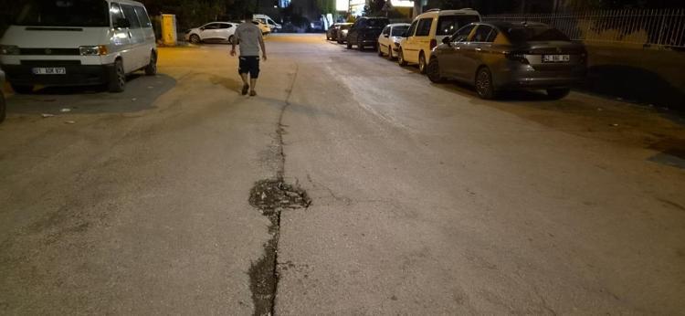 Elektrikli bisiklet yoldaki çukura düşüp, devrildi, baba ile kızı ölümden döndü