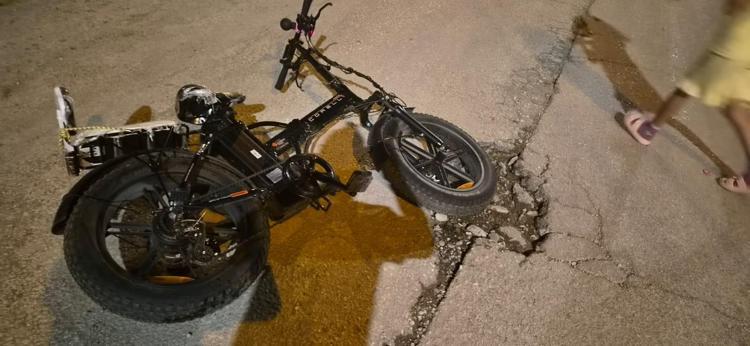 Elektrikli bisiklet yoldaki çukura düşüp, devrildi, baba ile kızı ölümden döndü