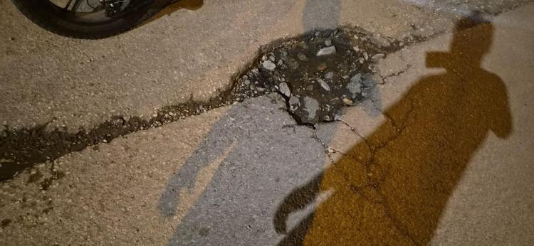 Elektrikli bisiklet yoldaki çukura düşüp, devrildi, baba ile kızı ölümden döndü