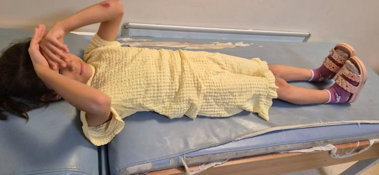 Elektrikli bisiklet yoldaki çukura düşüp, devrildi, baba ile kızı ölümden döndü
