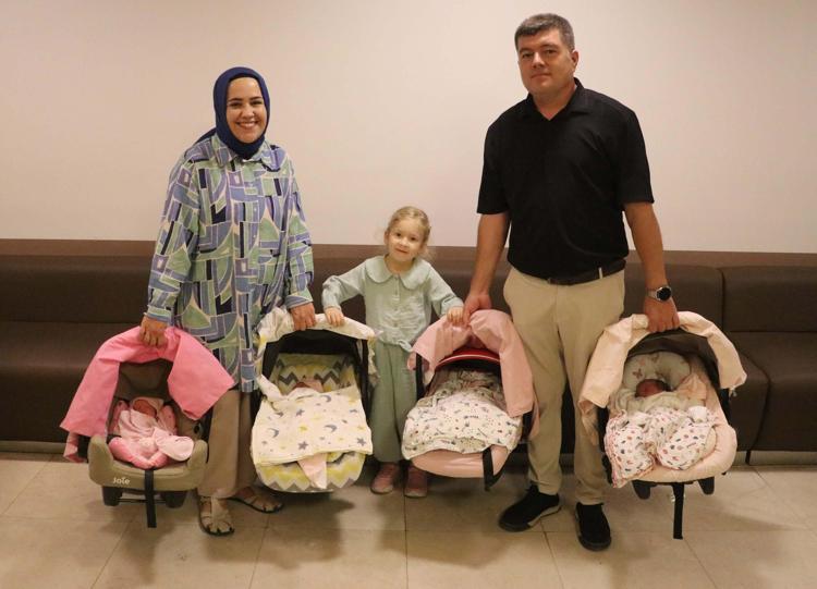 İkinci çocuk isterken, dördüzleri oldu
