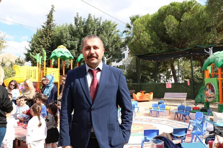 Minik eller ebru sanatıyla Türk bayrağı işledi