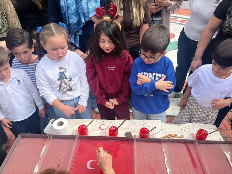 Minik eller ebru sanatıyla Türk bayrağı işledi