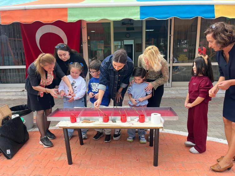Minik eller ebru sanatıyla Türk bayrağı işledi