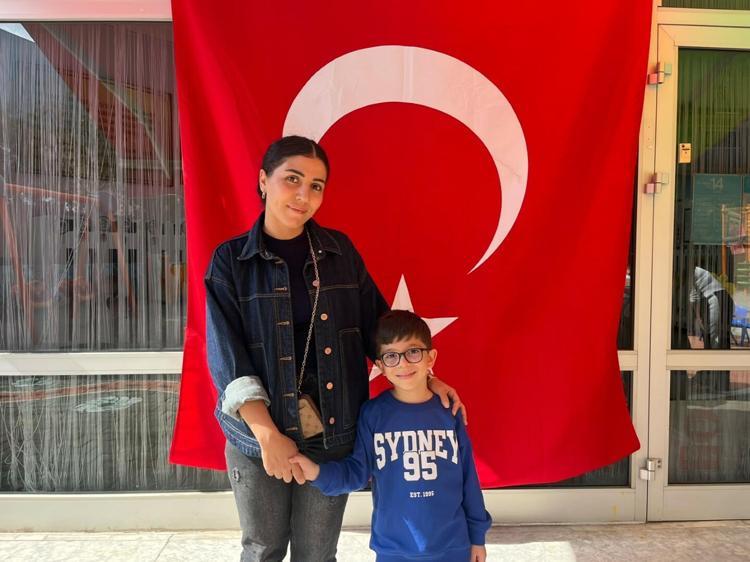 Minik eller ebru sanatıyla Türk bayrağı işledi
