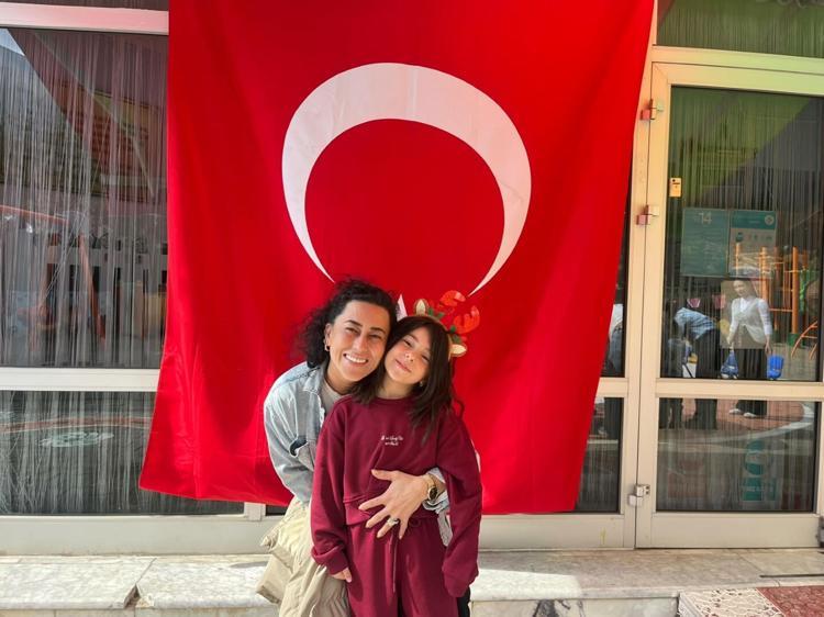 Minik eller ebru sanatıyla Türk bayrağı işledi