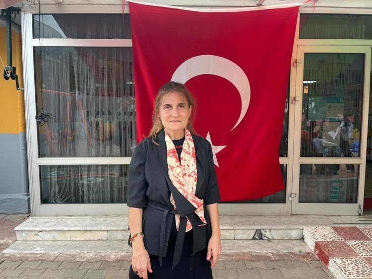 Minik eller ebru sanatıyla Türk bayrağı işledi