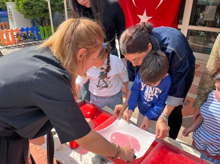 Minik eller ebru sanatıyla Türk bayrağı işledi