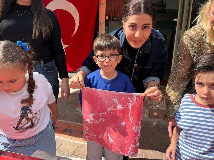 Minik eller ebru sanatıyla Türk bayrağı işledi