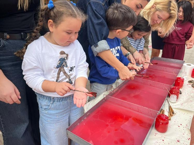 Minik eller ebru sanatıyla Türk bayrağı işledi