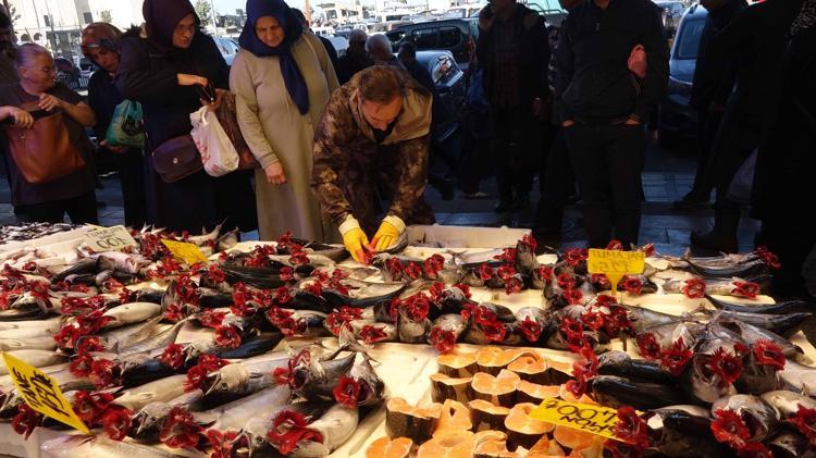 Karadeniz'de av sezonu bereketi; tezgahlar palamutla doldu