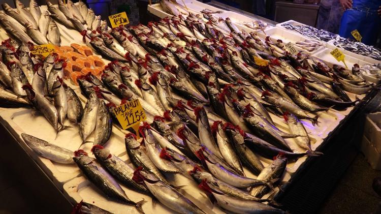 Karadeniz'de av sezonu bereketi; tezgahlar palamutla doldu