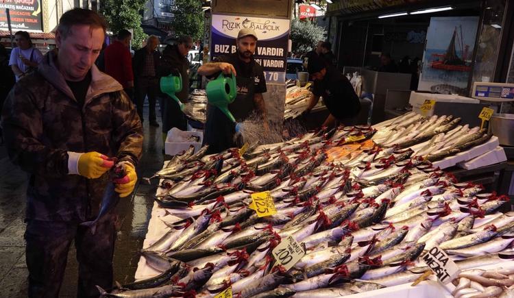 Karadeniz'de av sezonu bereketi; tezgahlar palamutla doldu
