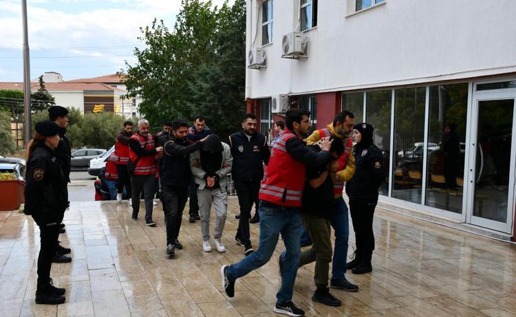 Emekliyi 19 milyon lira dolandıran 11 şüpheliye operasyonda 9 tutuklama