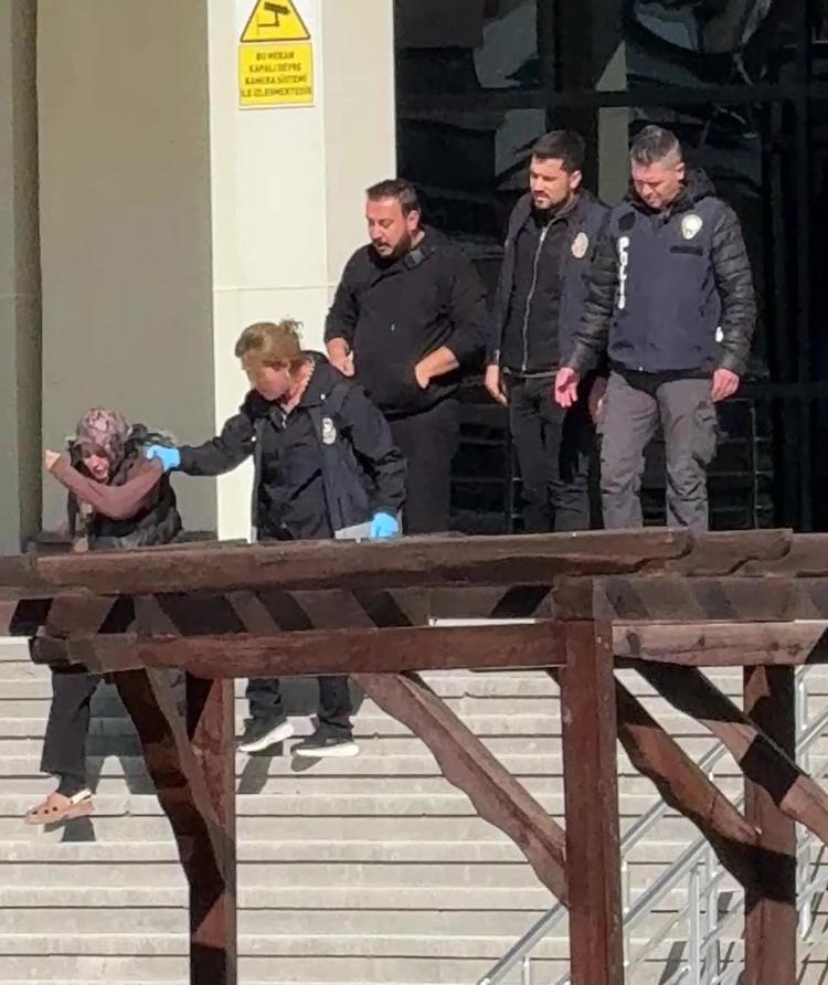 KPSS sınavına 1 dakika geç kalan aday, içeri alınmayınca sinir krizi geçirdi