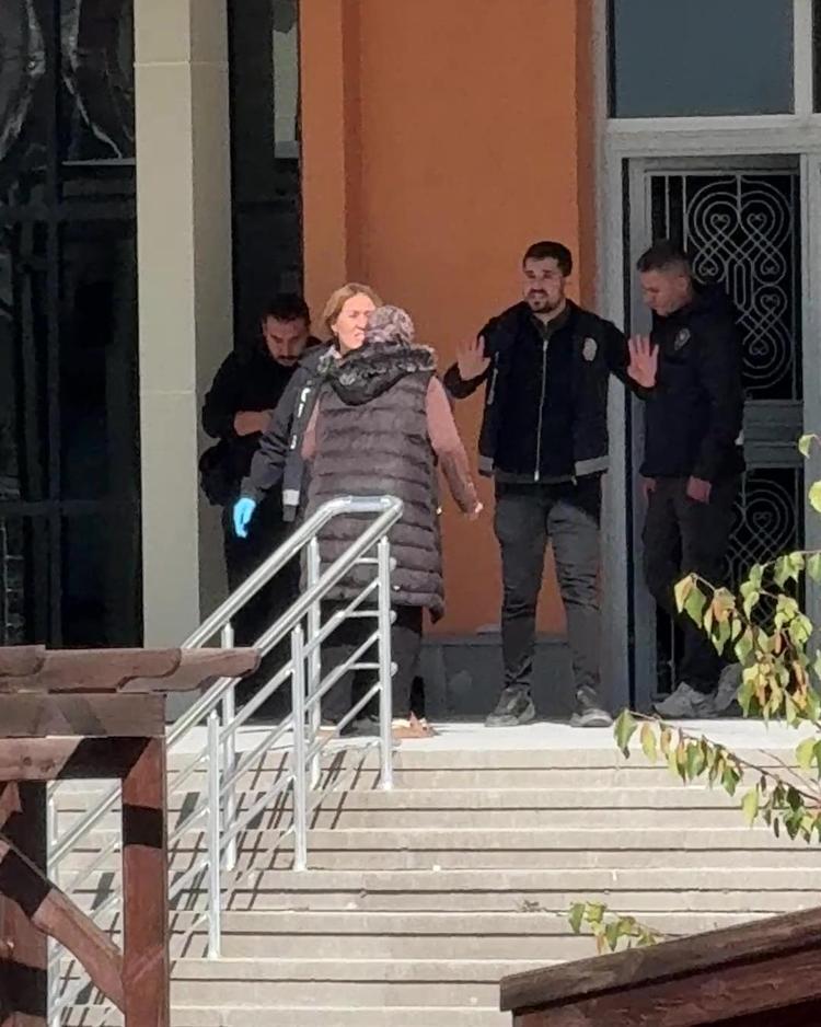 KPSS sınavına 1 dakika geç kalan aday, içeri alınmayınca sinir krizi geçirdi