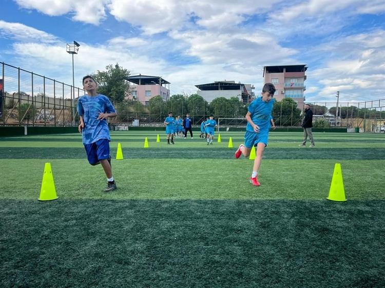 Dezavantajlı çocuklar futbol sayesinde kötü alışkanlıklardan uzaklaşıyor