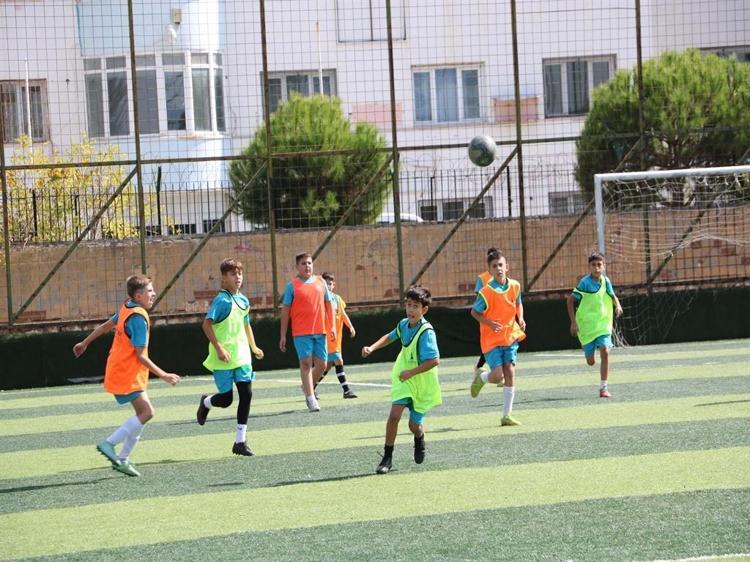 Dezavantajlı çocuklar futbol sayesinde kötü alışkanlıklardan uzaklaşıyor