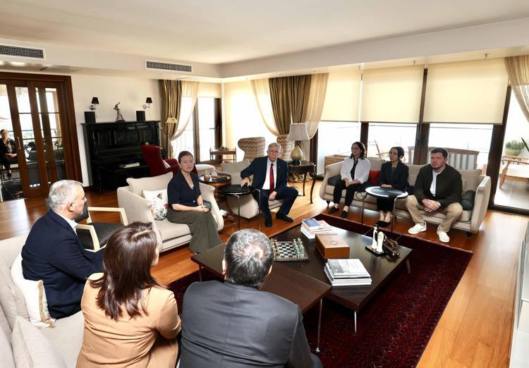 Mansur Yavaş, Vahap Seçer'in ailesini ziyaret etti
