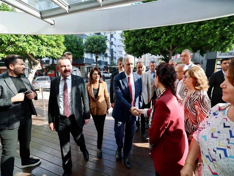 Mansur Yavaş, Vahap Seçer'in ailesini ziyaret etti