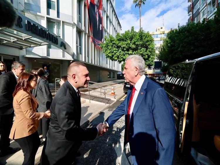Mansur Yavaş, Vahap Seçer'in ailesini ziyaret etti