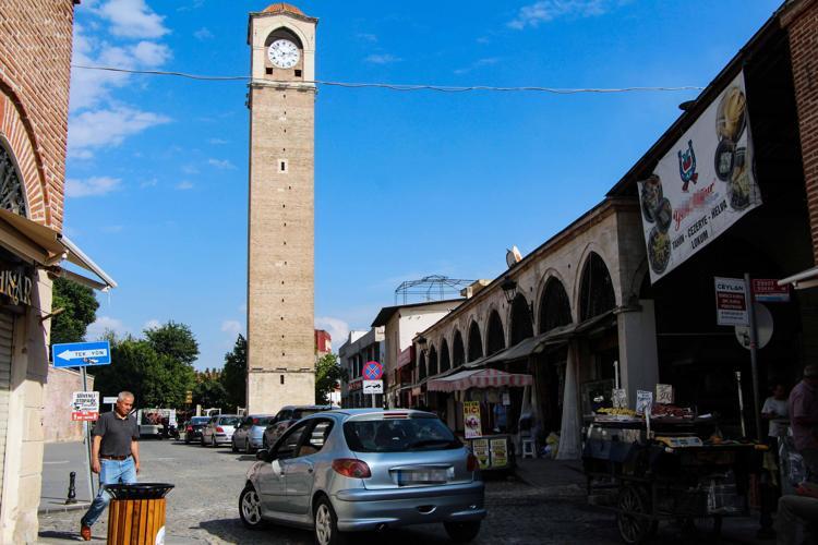 Türkiye'nin en yüksek saat kulesinin yer aldığı cadde trafiğe kapatıldı