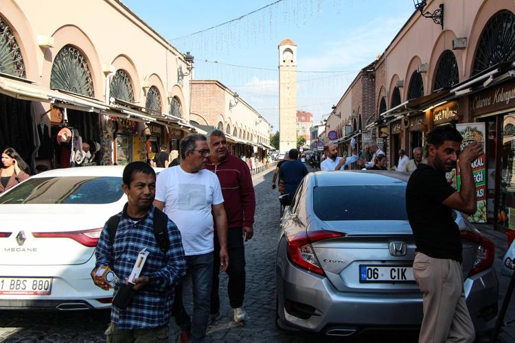 Türkiye'nin en yüksek saat kulesinin yer aldığı cadde trafiğe kapatıldı
