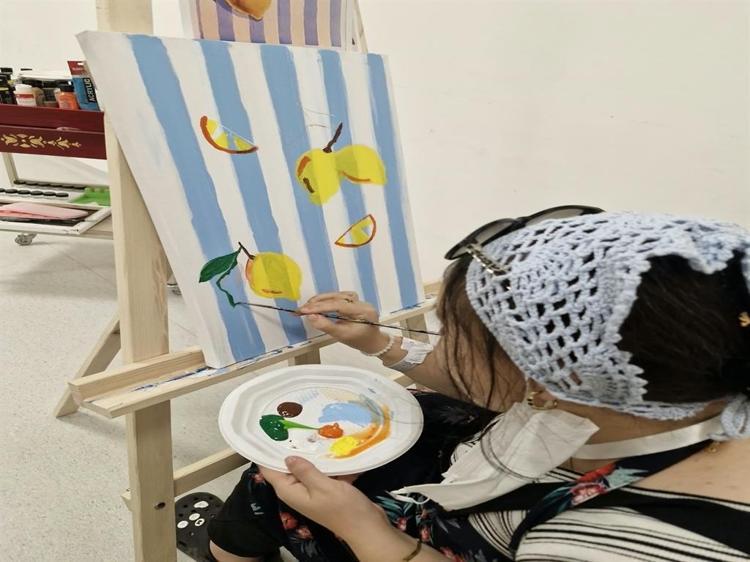 İkiz annesi Nurdan, kemoterapide resimle hayata tutundu
