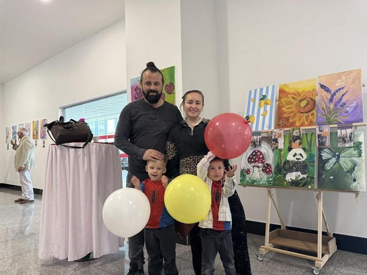 İkiz annesi Nurdan, kemoterapide resimle hayata tutundu