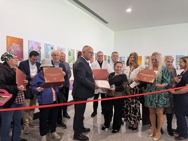 İkiz annesi Nurdan, kemoterapide resimle hayata tutundu