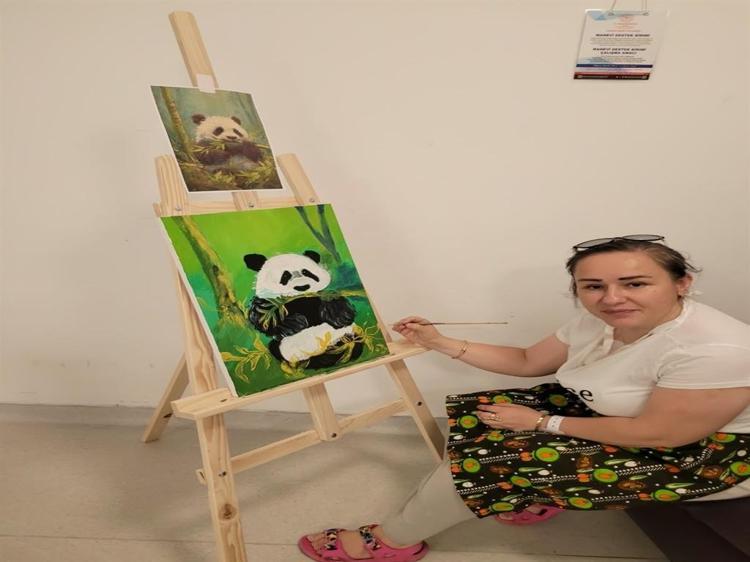 İkiz annesi Nurdan, kemoterapide resimle hayata tutundu
