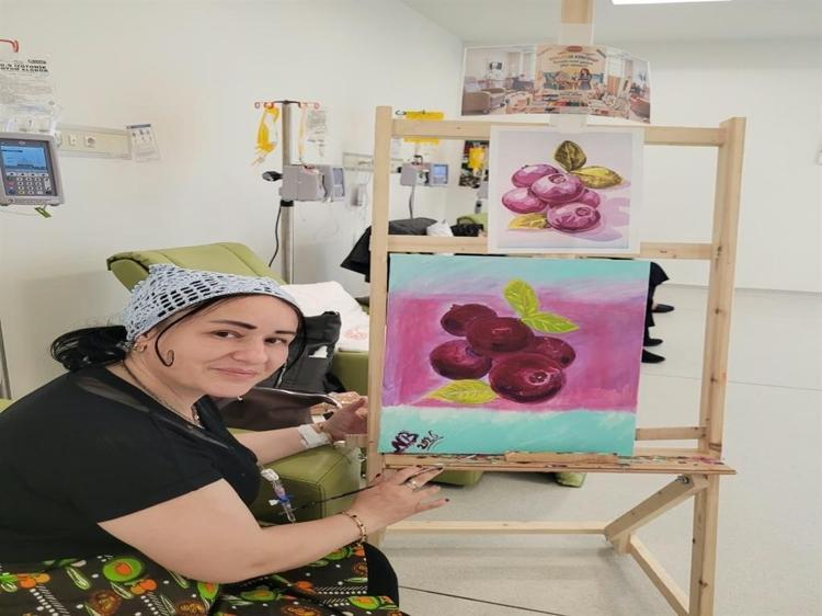 İkiz annesi Nurdan, kemoterapide resimle hayata tutundu