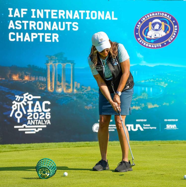 Astronotlar Belek'in tanıtımı için golf oynadı