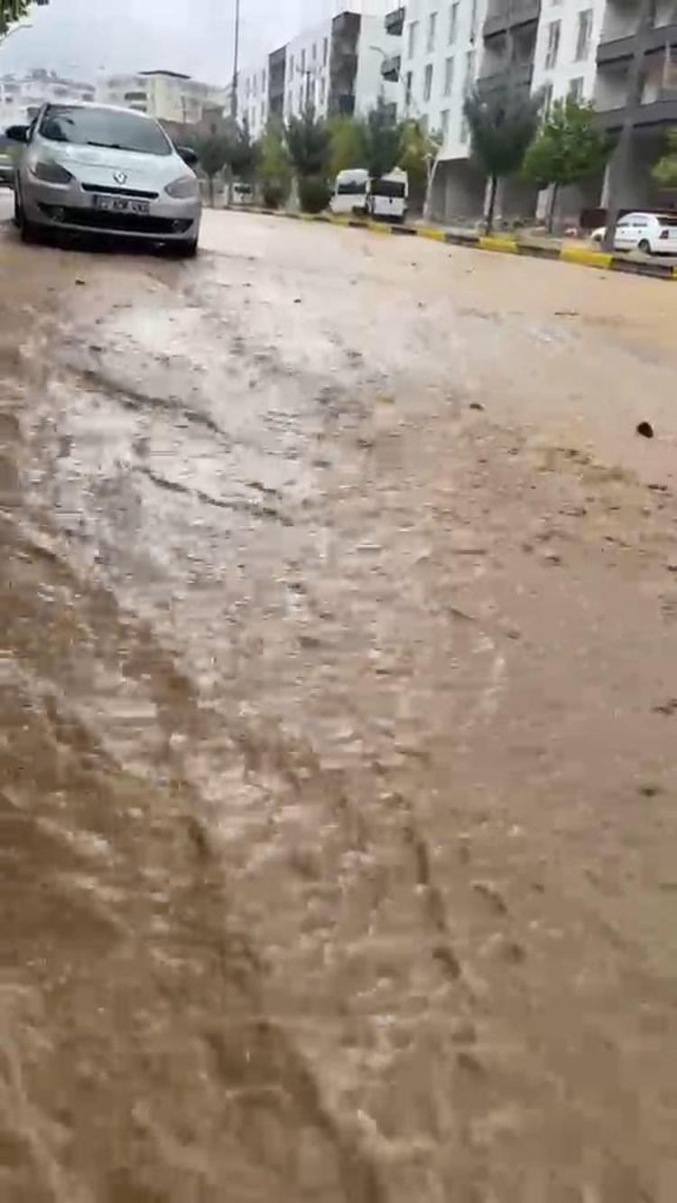 Diyarbakır’da sağanak; cadde ve sokaklar göle döndü