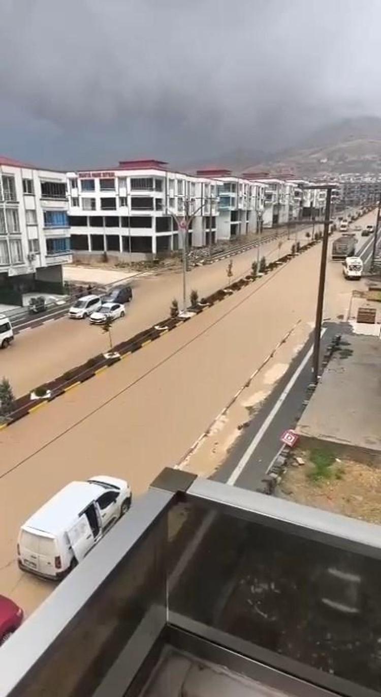 Diyarbakır’da sağanak; cadde ve sokaklar göle döndü