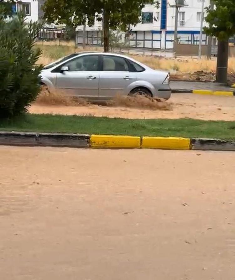 Diyarbakır’da sağanak; cadde ve sokaklar göle döndü